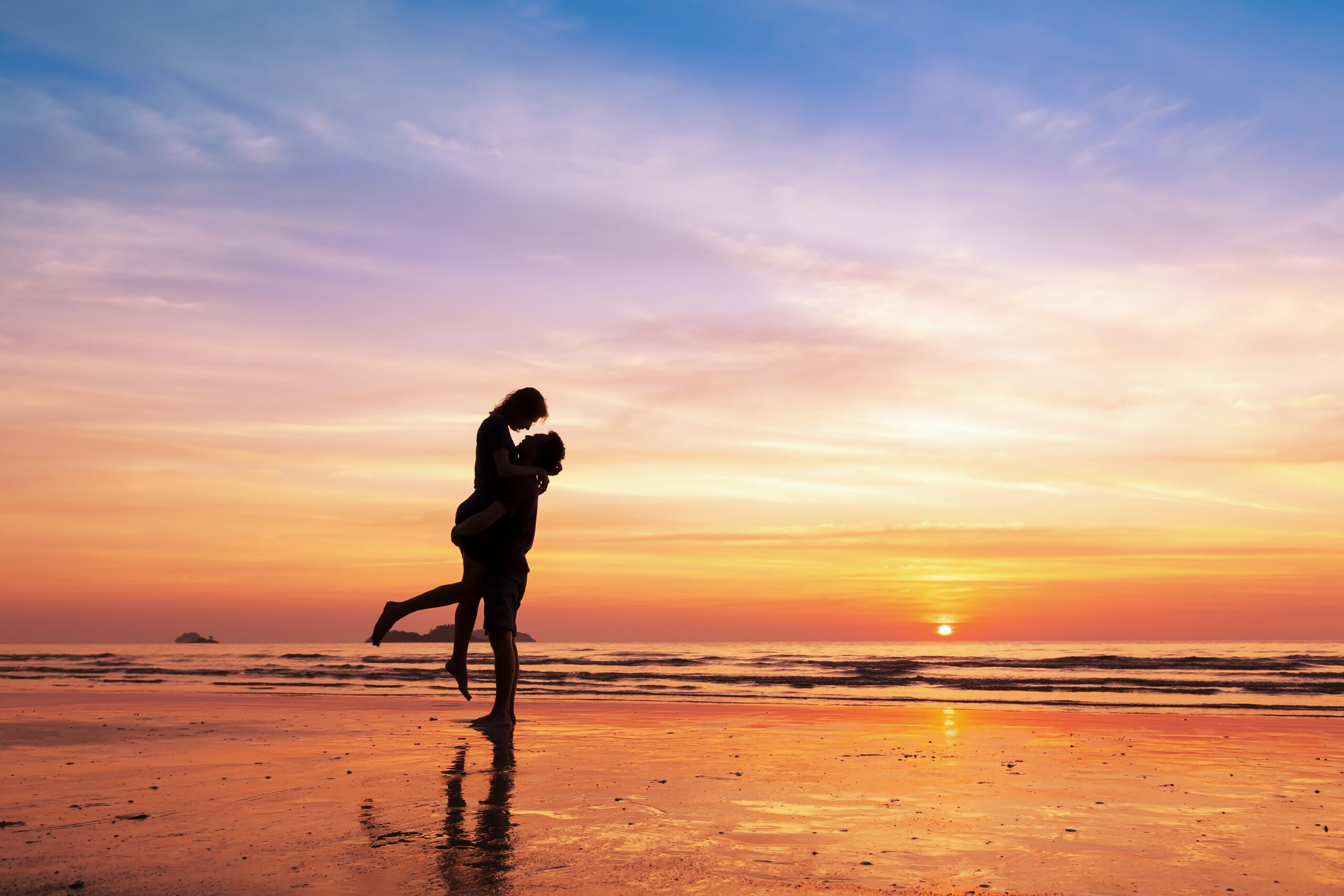 Couple,Kissing,On,The,Beach,With,A,Beautiful,Sunset,In